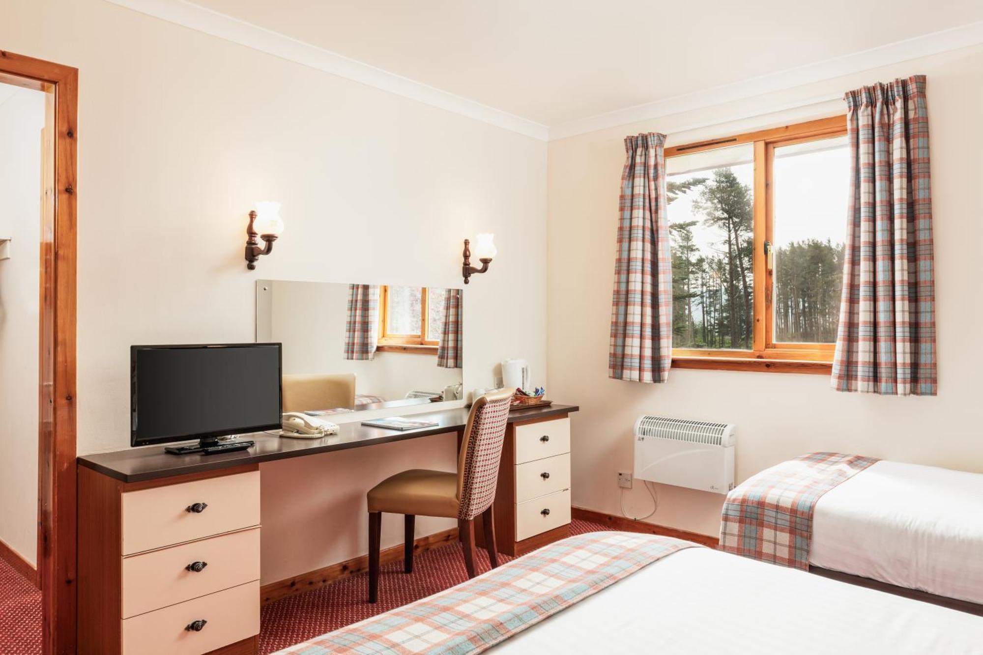 Highlander Hotel ‘A Bespoke Hotel’ Newtonmore Buitenkant foto