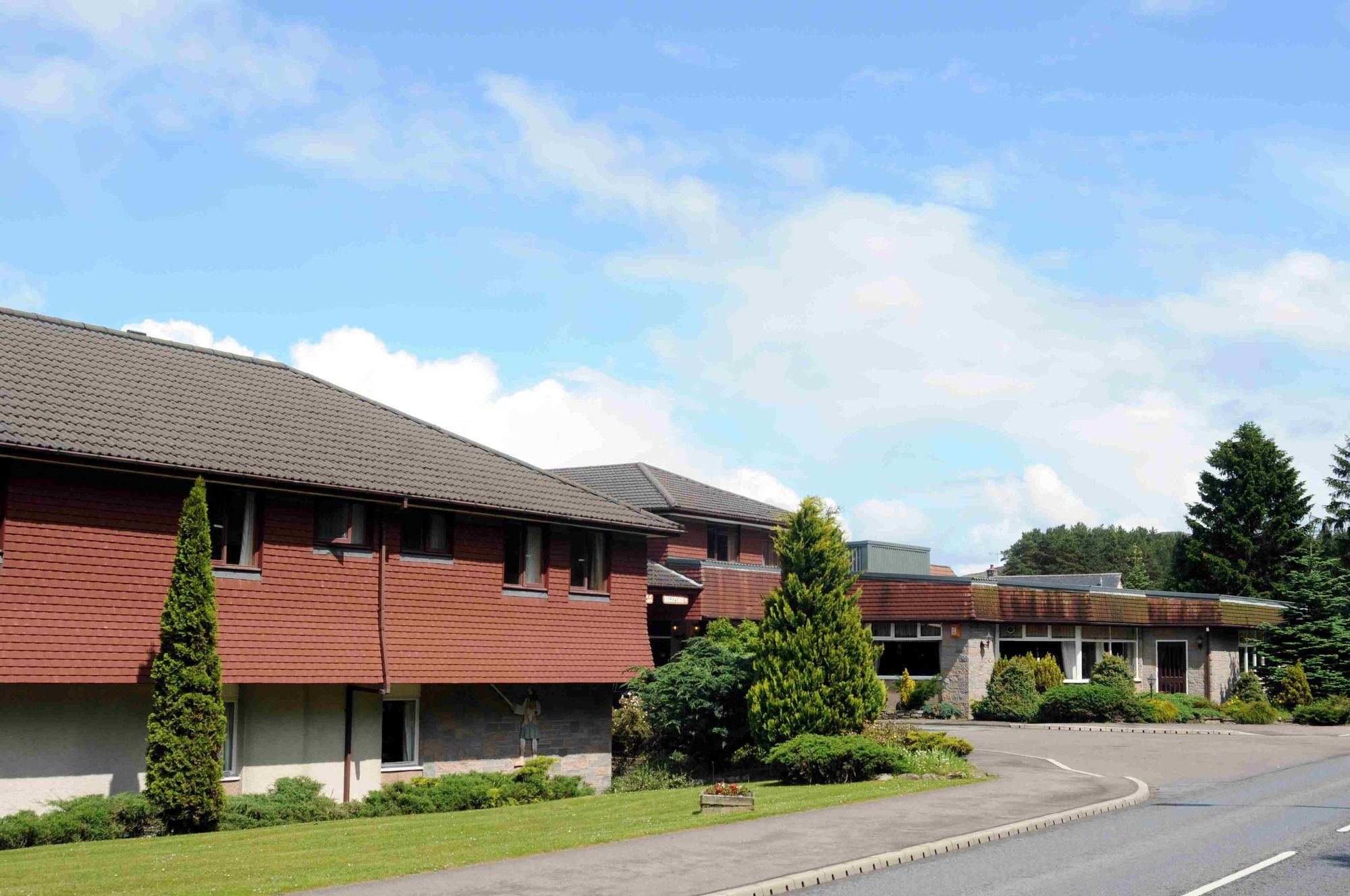 Highlander Hotel ‘A Bespoke Hotel’ Newtonmore Buitenkant foto